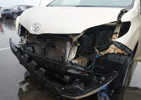 2013 Toyota Sienna Le V6 8 Passenger z USA, uszkodzony, nr VIN 5TDKK3DCXDS352689